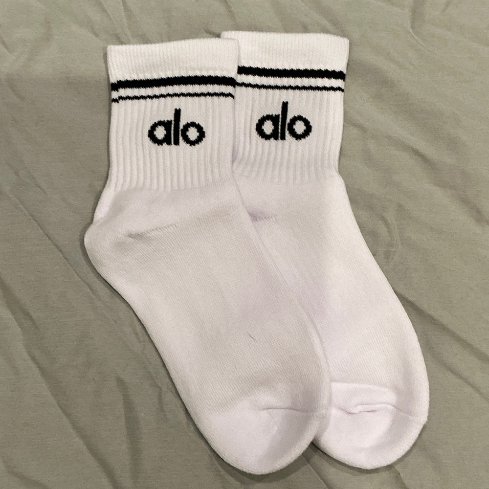ALO Yoga White unisex throwback half crew Socks